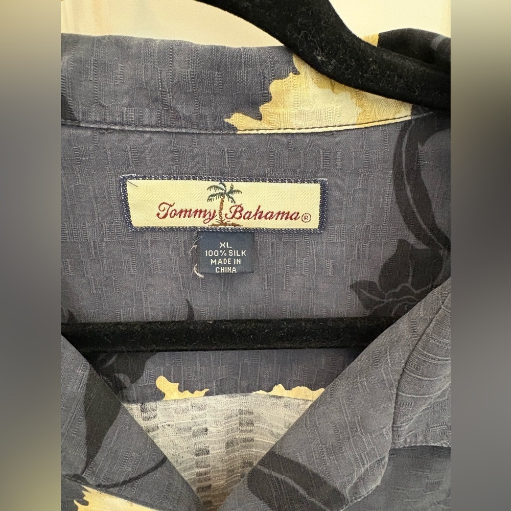Tommy Bahama men's 100% silk short-sleeve Hawaiian shirt Size XL - Picture 2 of 7
